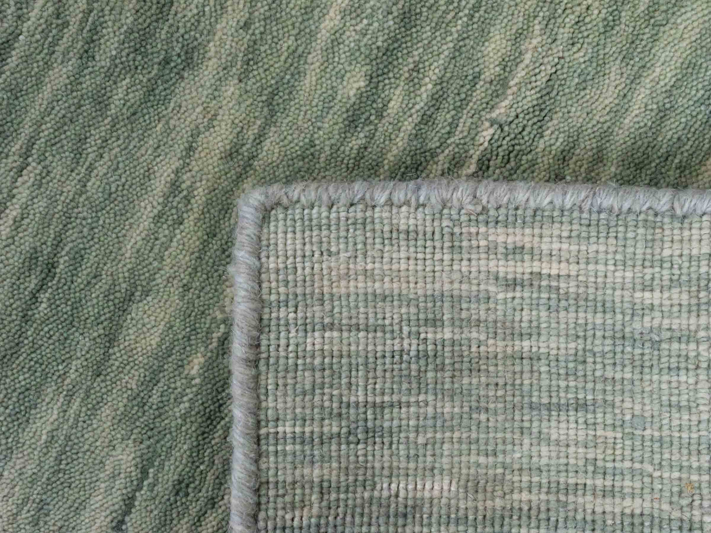 Moderner, Handloom Gabbeh Orientteppich von Khademi aus Wolle, mintgrün. Einfarbiges Uni-Design. Produziert in Indien. Größe: 93x60cm. Teppichnummer: KB4-1567. Verkauf durch Jupiter Intl.