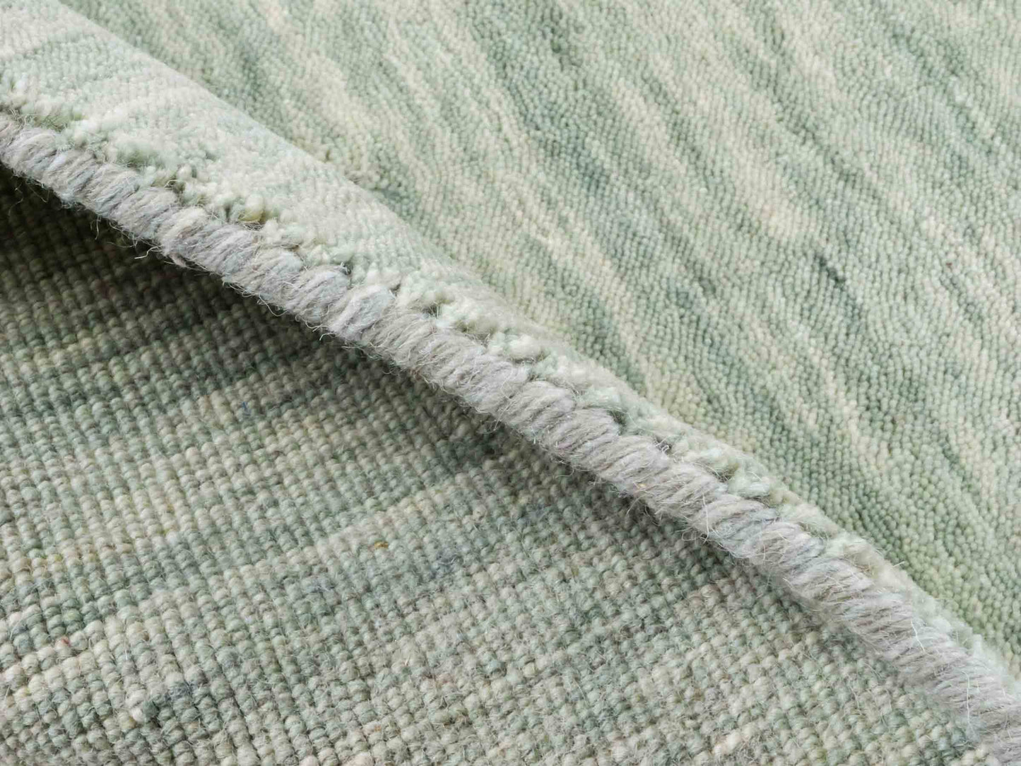 Moderner, Handloom Gabbeh Orientteppich von Khademi aus Wolle, mintgrün. Einfarbiges Uni-Design. Produziert in Indien. Größe: 93x60cm. Teppichnummer: KB4-1567. Verkauf durch Jupiter Intl.