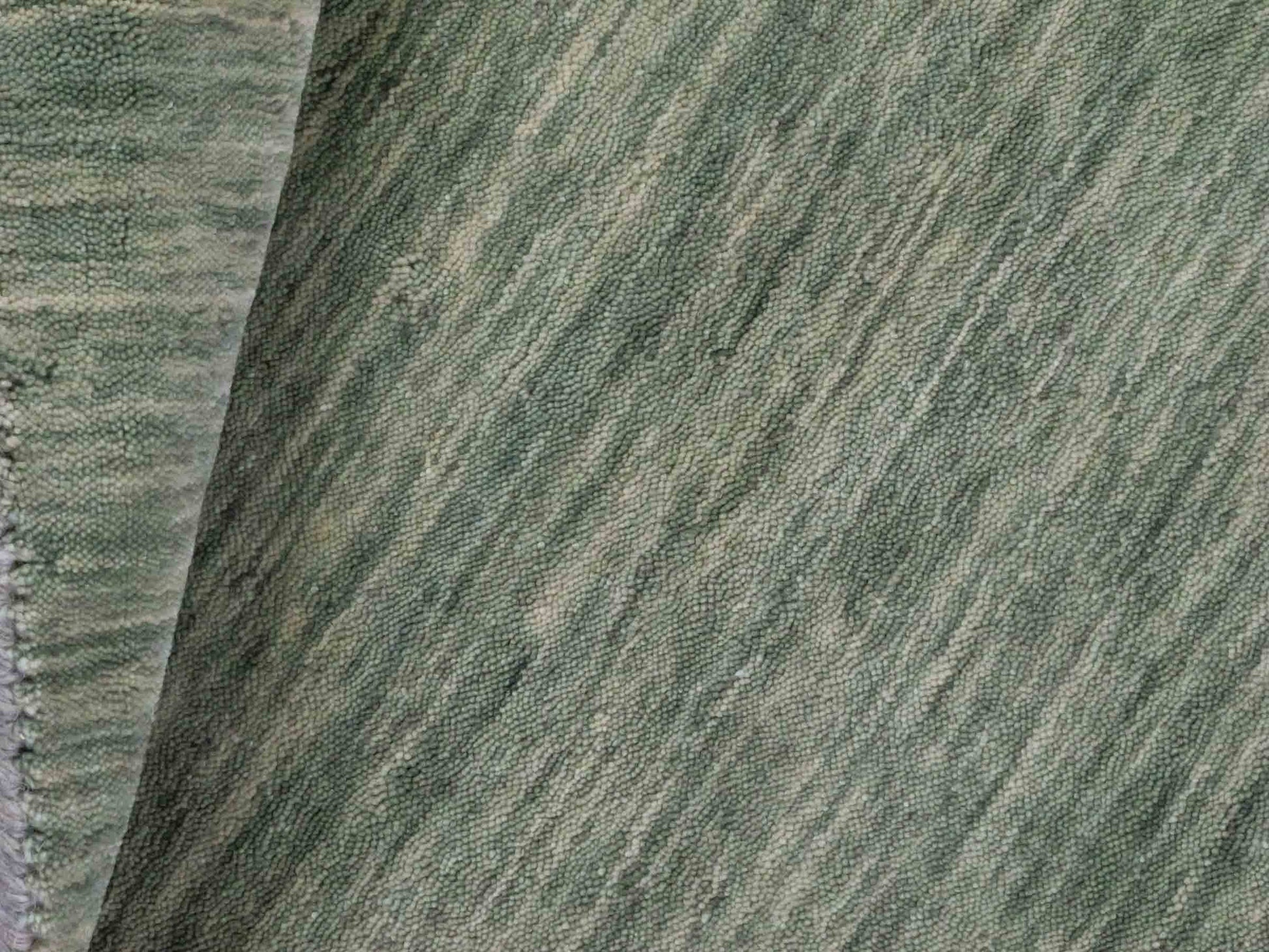 Moderner, Handloom Gabbeh Orientteppich von Khademi aus Wolle, mintgrün. Einfarbiges Uni-Design. Produziert in Indien. Größe: 93x60cm. Teppichnummer: KB4-1568. Verkauf durch Jupiter Intl.