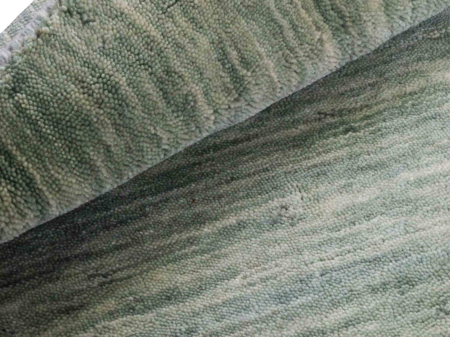 Moderner, Handloom Gabbeh Orientteppich von Khademi aus Wolle, mintgrün. Einfarbiges Uni-Design. Produziert in Indien. Größe: 93x60cm. Teppichnummer: KB4-1568. Verkauf durch Jupiter Intl.