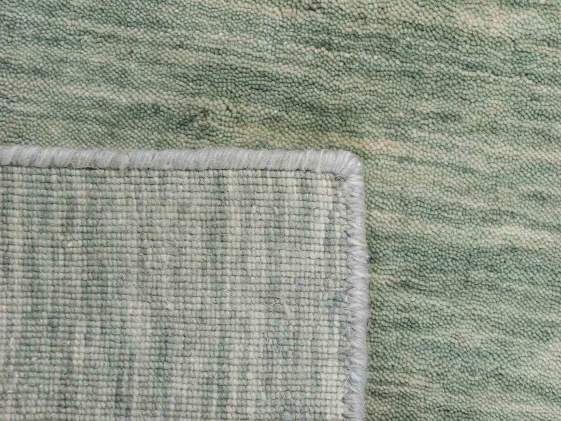 Moderner, Handloom Gabbeh Orientteppich von Khademi aus Wolle, mintgrün. Einfarbiges Uni-Design. Produziert in Indien. Größe: 93x60cm. Teppichnummer: KB4-1568. Verkauf durch Jupiter Intl.