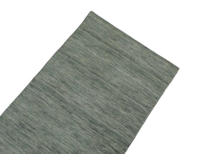 Moderner, Handloom Gabbeh Orientteppich von Khademi aus Wolle, mintgrün. Einfarbiges Uni-Design. Produziert in Indien. Größe: 93x60cm. Teppichnummer: KB4-1568. Verkauf durch Jupiter Intl.