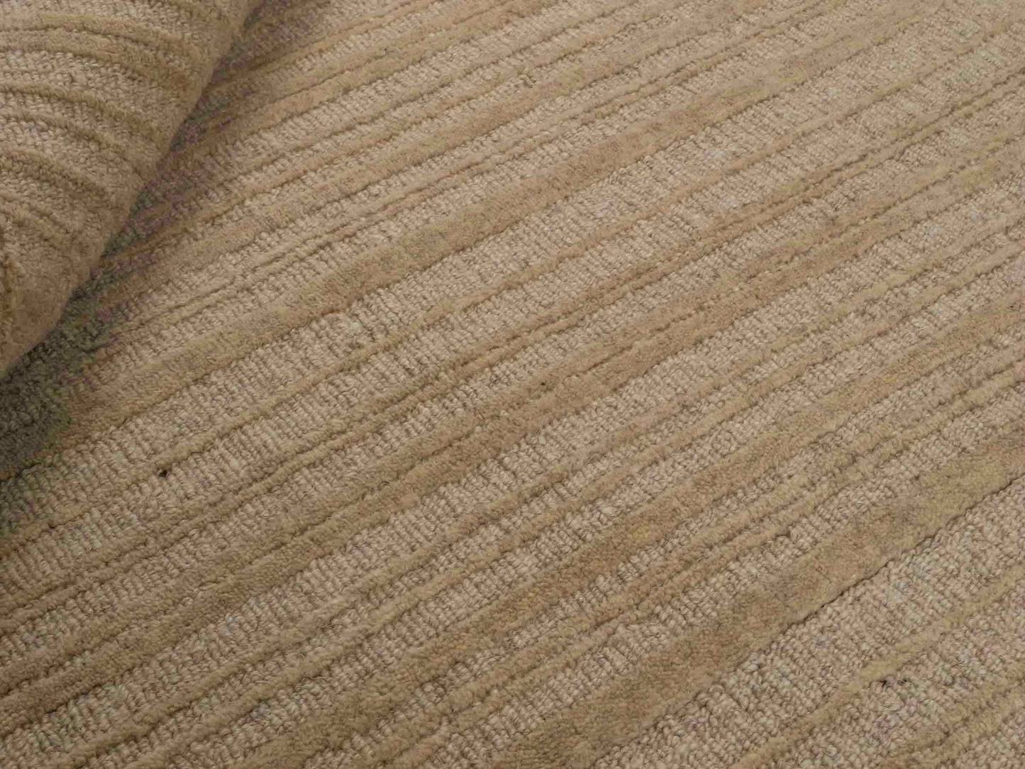 Moderner, Handloom Lori Orientteppich von Khademi aus Wolle, beige. Geometrisches Design. Produziert in Indien. Größe: 149x82cm. Teppichnummer: KB4-1520. Verkauf durch Jupiter Intl.