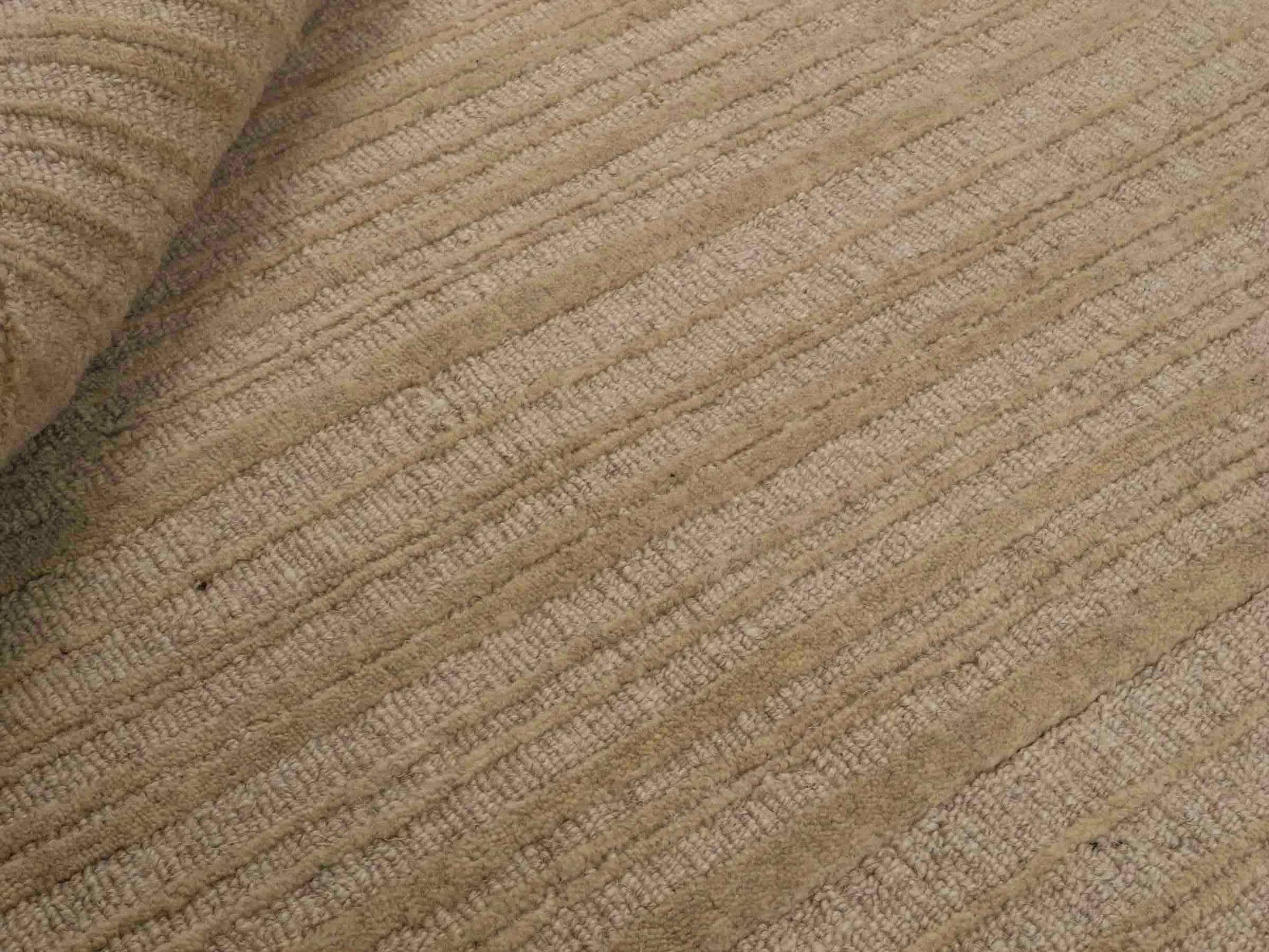 Moderner, Handloom Lori Orientteppich von Khademi aus Wolle, beige. Geometrisches Design. Produziert in Indien. Größe: 149x82cm. Teppichnummer: KB4-1520. Verkauf durch Jupiter Intl.