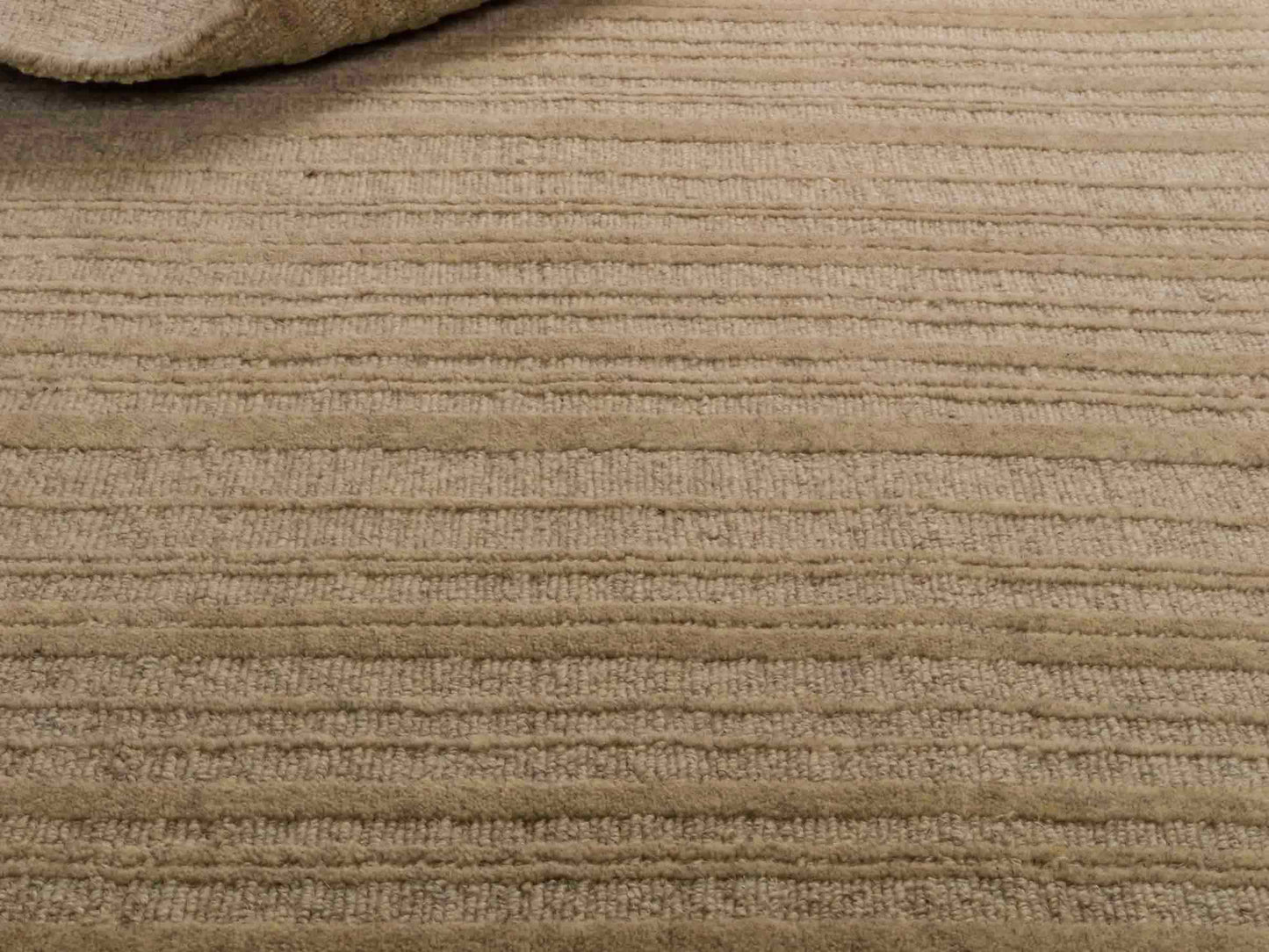 Moderner, Handloom Lori Orientteppich von Khademi aus Wolle, beige. Geometrisches Design. Produziert in Indien. Größe: 149x82cm. Teppichnummer: KB4-1520. Verkauf durch Jupiter Intl.