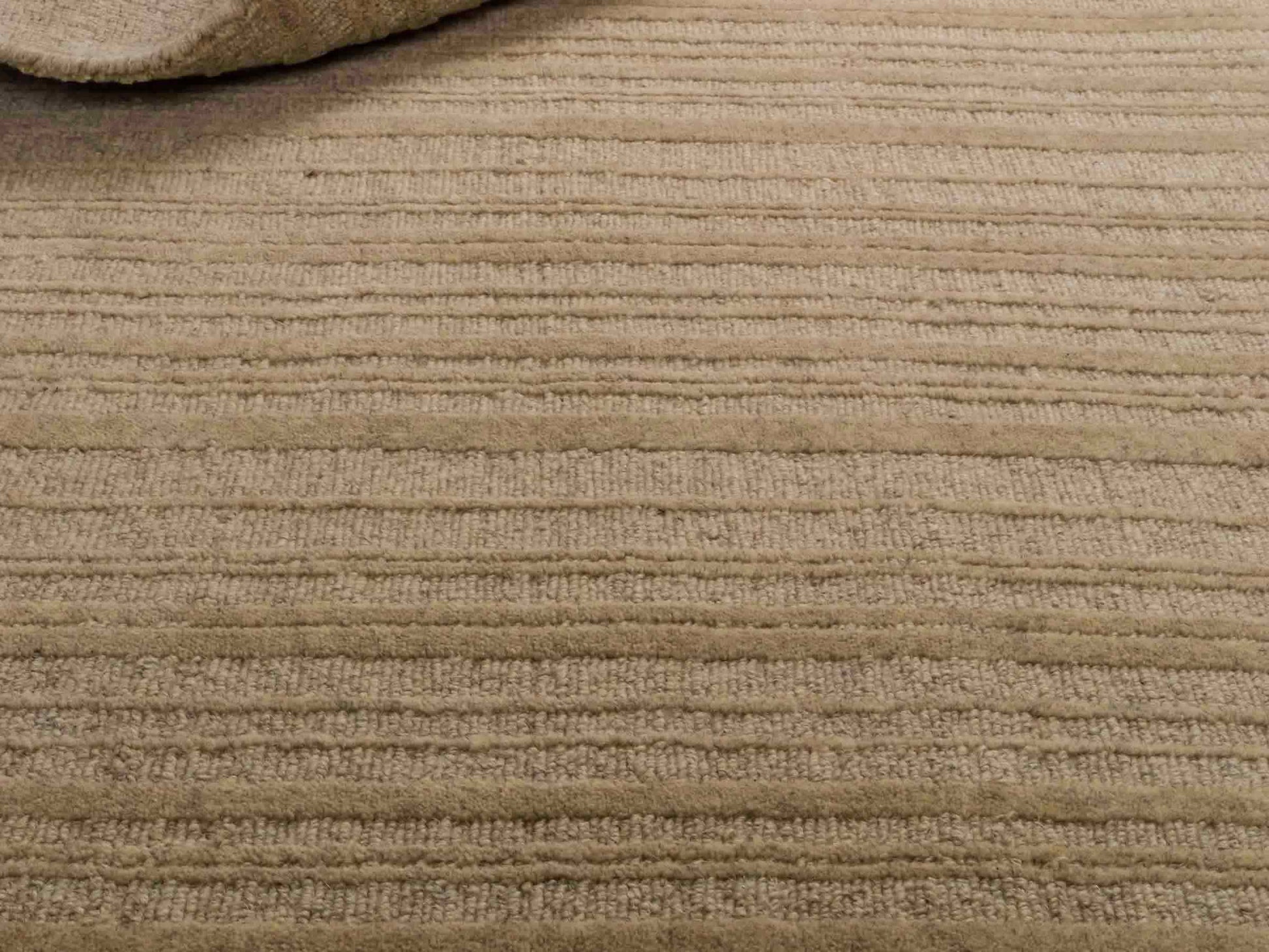 Moderner, Handloom Lori Orientteppich von Khademi aus Wolle, beige. Geometrisches Design. Produziert in Indien. Größe: 149x82cm. Teppichnummer: KB4-1520. Verkauf durch Jupiter Intl.