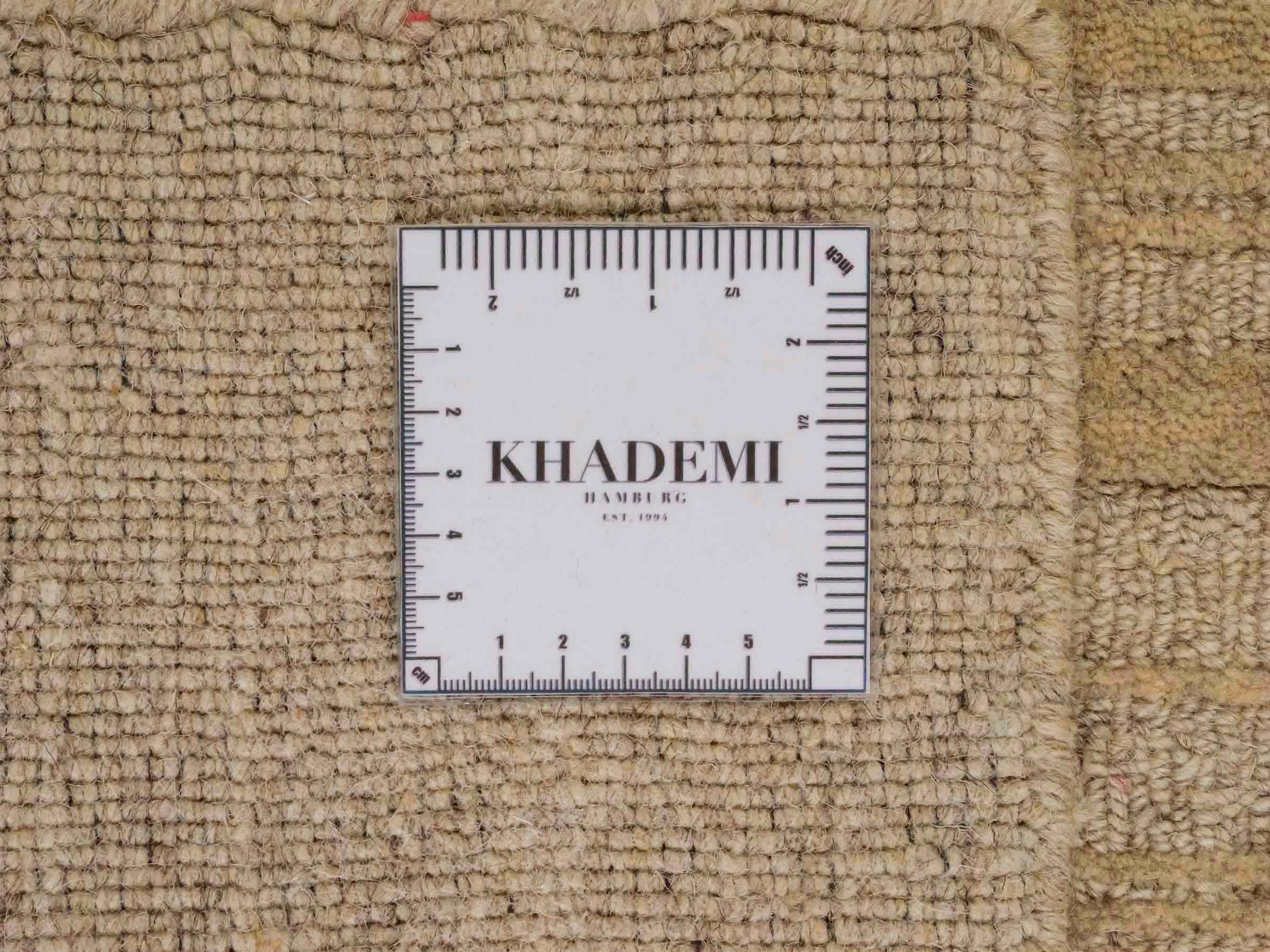 Moderner, Handloom Lori Orientteppich von Khademi aus Wolle, beige. Geometrisches Design. Produziert in Indien. Größe: 149x82cm. Teppichnummer: KB4-1520. Verkauf durch Jupiter Intl.