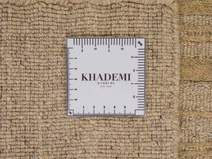 Moderner, Handloom Lori Orientteppich von Khademi aus Wolle, beige. Geometrisches Design. Produziert in Indien. Größe: 149x82cm. Teppichnummer: KB4-1520. Verkauf durch Jupiter Intl.