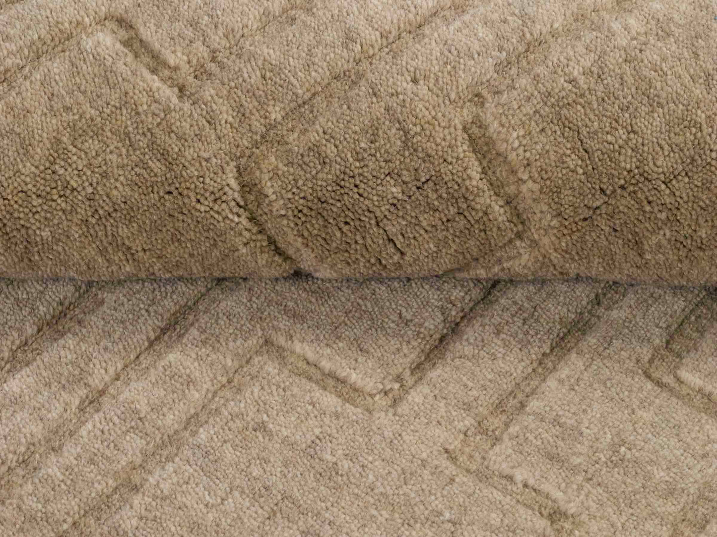 Moderner, Handloom Lori Orientteppich von Khademi aus Wolle, beige. Geometrisches Design. Produziert in Indien. Größe: 149x82cm. Teppichnummer: KB4-1521. Verkauf durch Jupiter Intl.