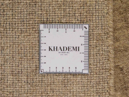 Moderner, Handloom Lori Orientteppich von Khademi aus Wolle, beige. Geometrisches Design. Produziert in Indien. Größe: 149x82cm. Teppichnummer: KB4-1521. Verkauf durch Jupiter Intl.