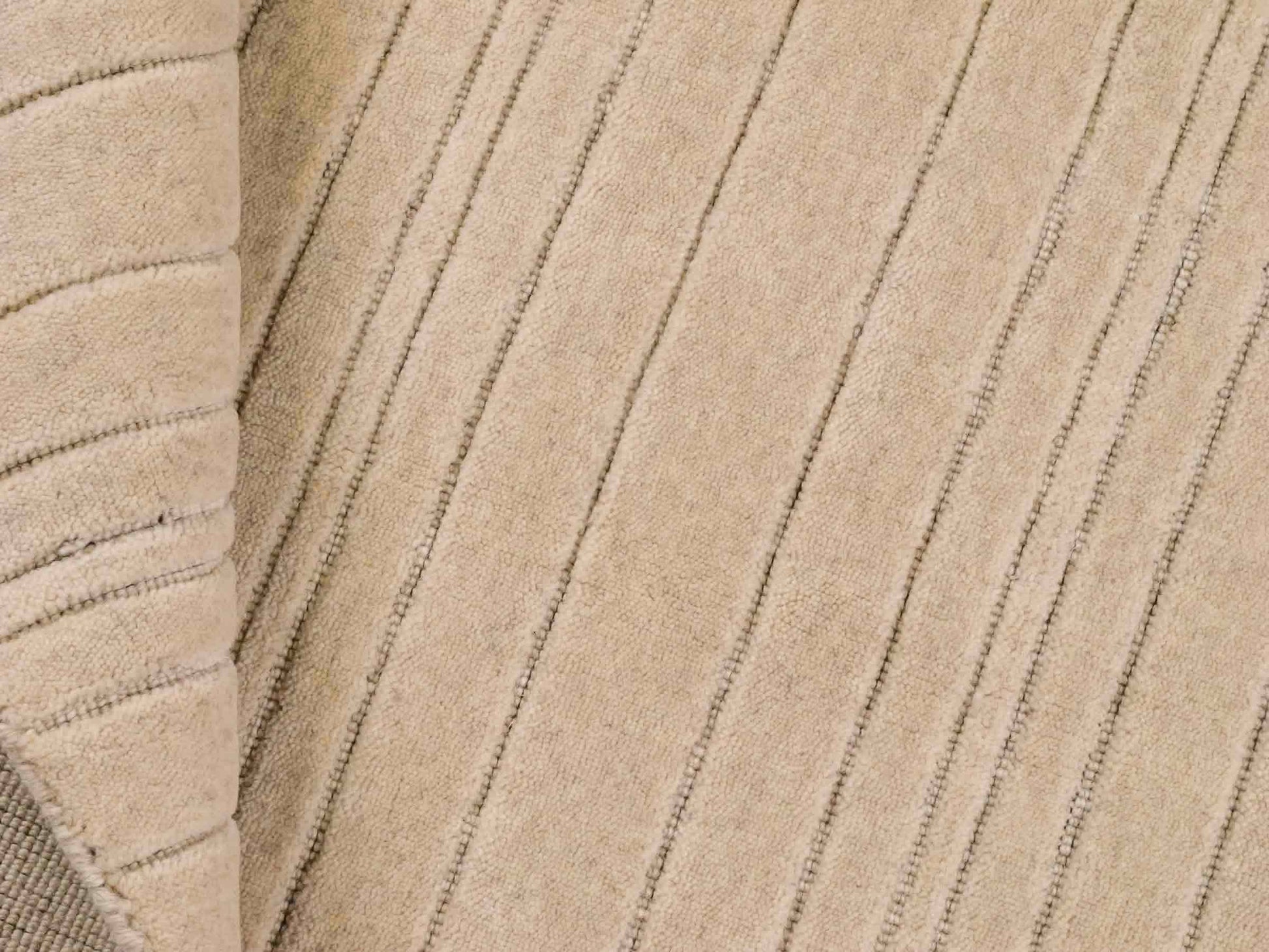 Moderner, Handloom Lori Orientteppich von Khademi aus Wolle, beige. Geometrisches Design. Produziert in Indien. Größe: 150x80cm. Teppichnummer: KB4-1522. Verkauf durch Jupiter Intl.