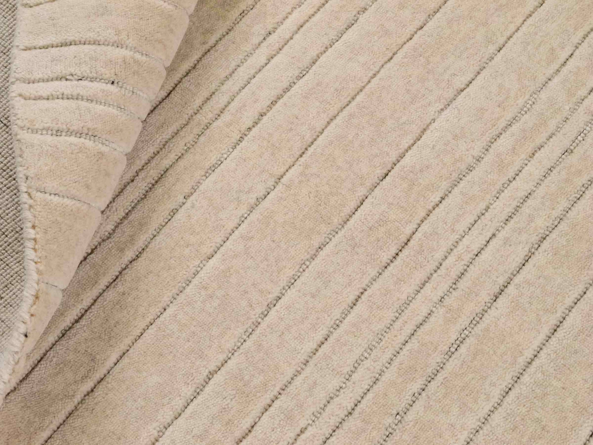 Moderner, Handloom Lori Orientteppich von Khademi aus Wolle, beige. Geometrisches Design. Produziert in Indien. Größe: 150x80cm. Teppichnummer: KB4-1522. Verkauf durch Jupiter Intl.