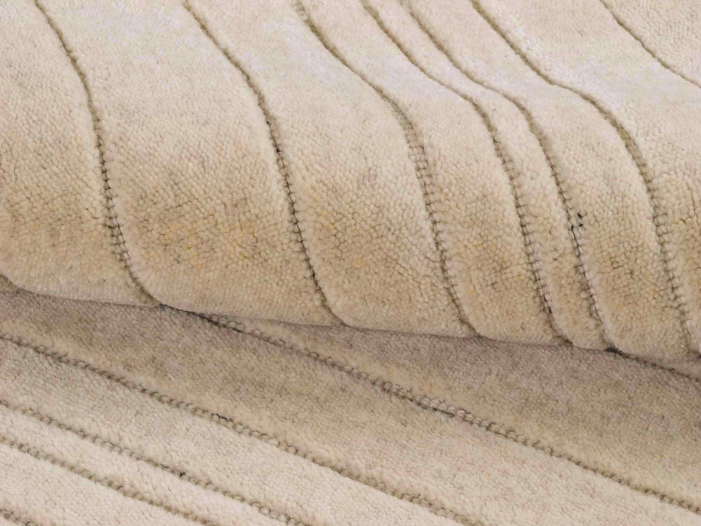 Moderner, Handloom Lori Orientteppich von Khademi aus Wolle, beige. Geometrisches Design. Produziert in Indien. Größe: 150x80cm. Teppichnummer: KB4-1522. Verkauf durch Jupiter Intl.