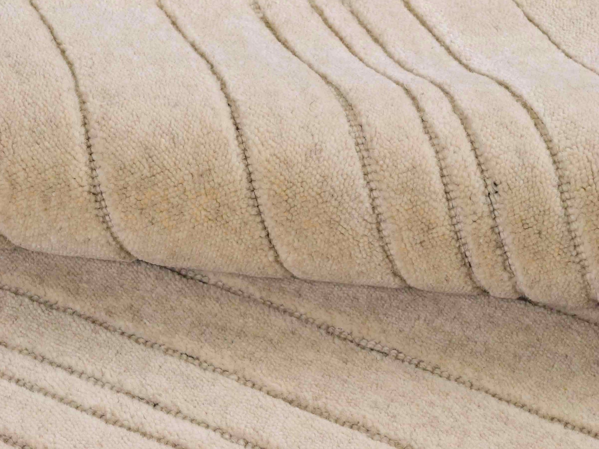 Moderner, Handloom Lori Orientteppich von Khademi aus Wolle, beige. Geometrisches Design. Produziert in Indien. Größe: 150x80cm. Teppichnummer: KB4-1522. Verkauf durch Jupiter Intl.