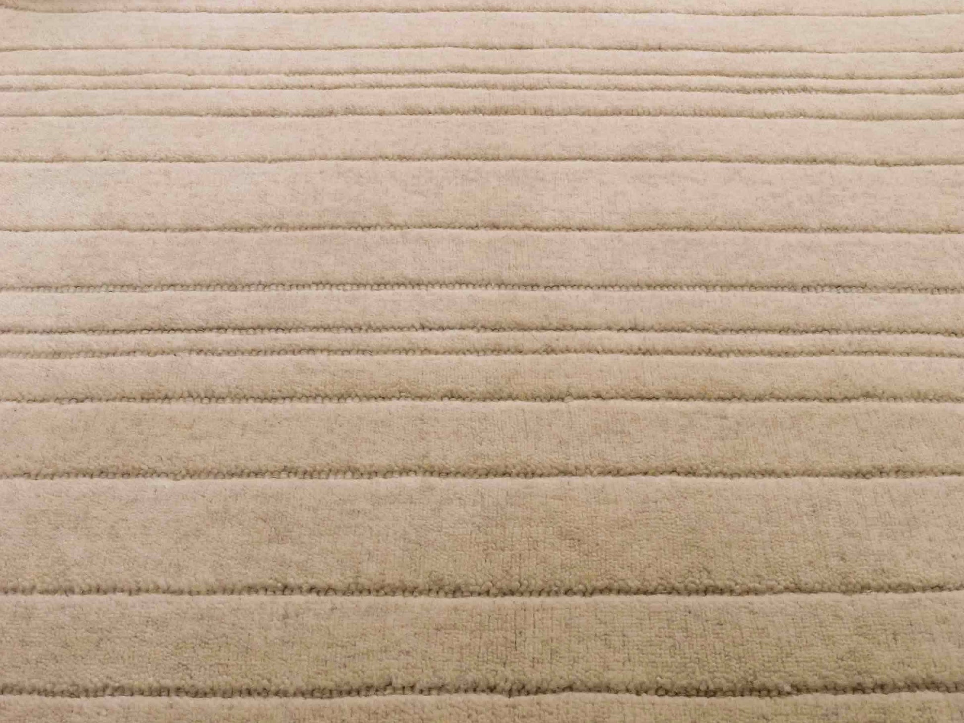 Moderner, Handloom Lori Orientteppich von Khademi aus Wolle, beige. Geometrisches Design. Produziert in Indien. Größe: 150x80cm. Teppichnummer: KB4-1522. Verkauf durch Jupiter Intl.