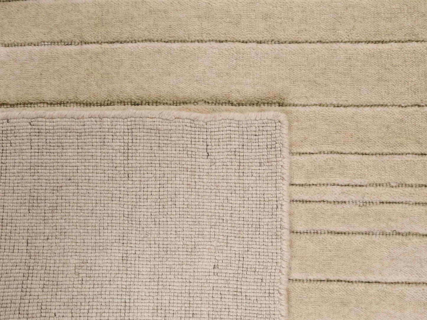 Moderner, Handloom Lori Orientteppich von Khademi aus Wolle, beige. Geometrisches Design. Produziert in Indien. Größe: 150x80cm. Teppichnummer: KB4-1522. Verkauf durch Jupiter Intl.