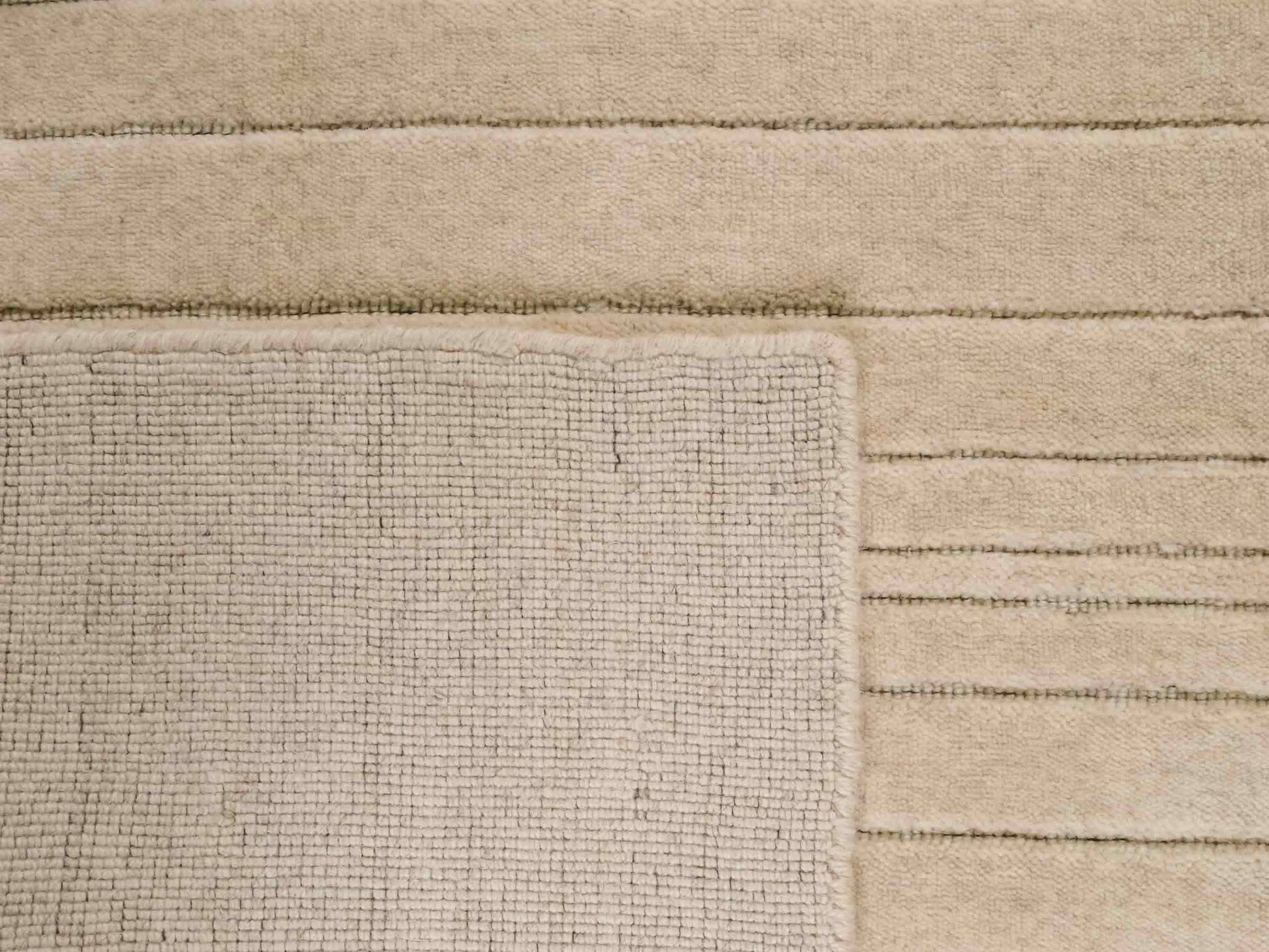 Moderner, Handloom Lori Orientteppich von Khademi aus Wolle, beige. Geometrisches Design. Produziert in Indien. Größe: 150x80cm. Teppichnummer: KB4-1522. Verkauf durch Jupiter Intl.