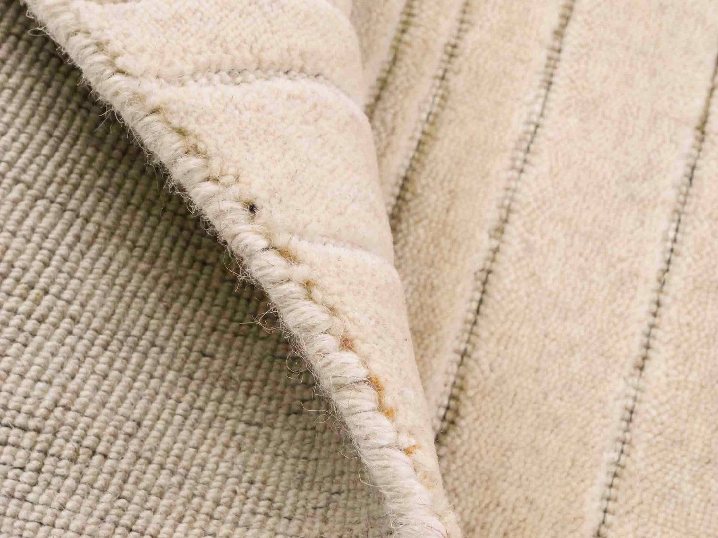 Moderner, Handloom Lori Orientteppich von Khademi aus Wolle, beige. Geometrisches Design. Produziert in Indien. Größe: 150x80cm. Teppichnummer: KB4-1522. Verkauf durch Jupiter Intl.