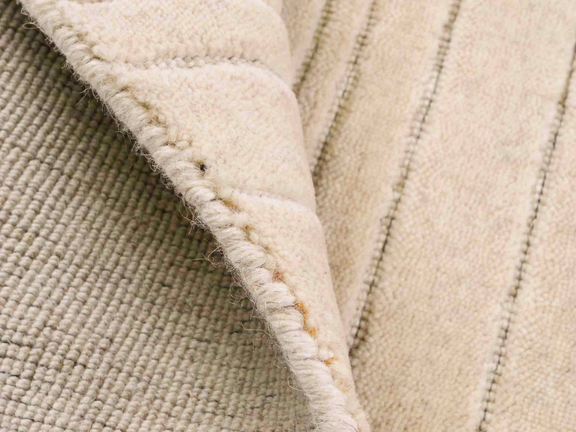 Moderner, Handloom Lori Orientteppich von Khademi aus Wolle, beige. Geometrisches Design. Produziert in Indien. Größe: 150x80cm. Teppichnummer: KB4-1522. Verkauf durch Jupiter Intl.