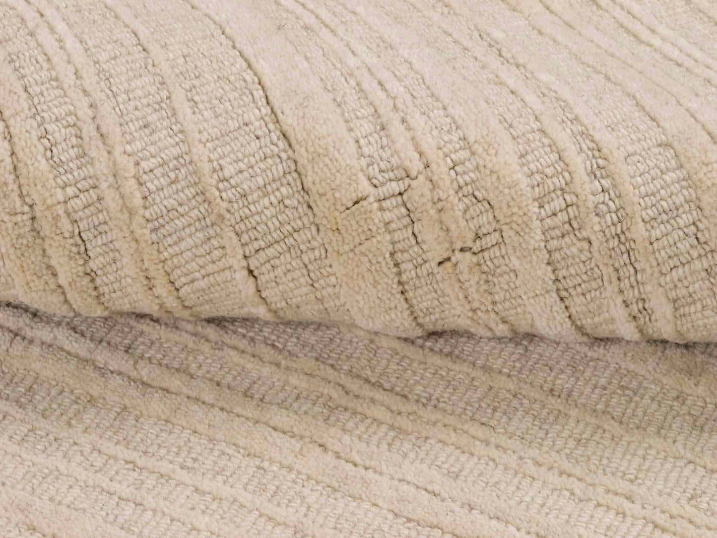 Moderner, Handloom Lori Orientteppich von Khademi aus Wolle, beige. Geometrisches Design. Produziert in Indien. Größe: 150x80cm. Teppichnummer: KB4-1525. Verkauf durch Jupiter Intl.