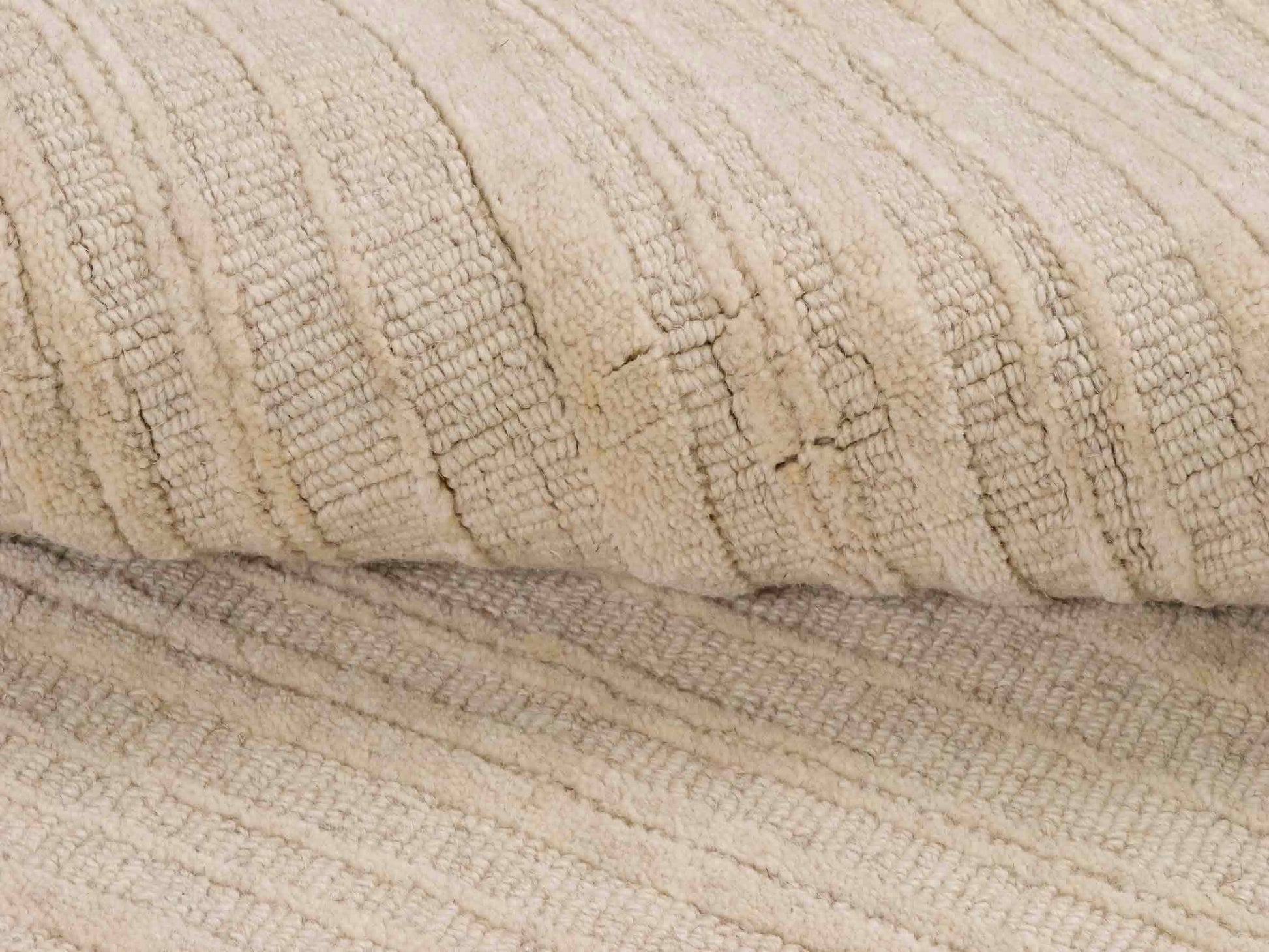 Moderner, Handloom Lori Orientteppich von Khademi aus Wolle, beige. Geometrisches Design. Produziert in Indien. Größe: 150x80cm. Teppichnummer: KB4-1525. Verkauf durch Jupiter Intl.