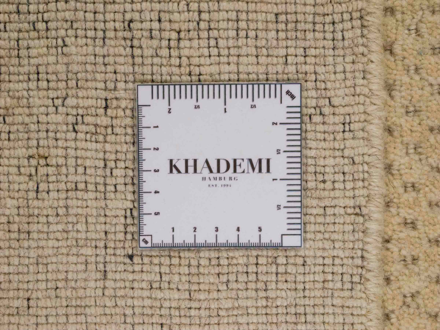 Moderner, Handloom Lori Orientteppich von Khademi aus Wolle, beige. Geometrisches Design. Produziert in Indien. Größe: 150x83cm. Teppichnummer: KB4-1530. Verkauf durch Jupiter Intl.