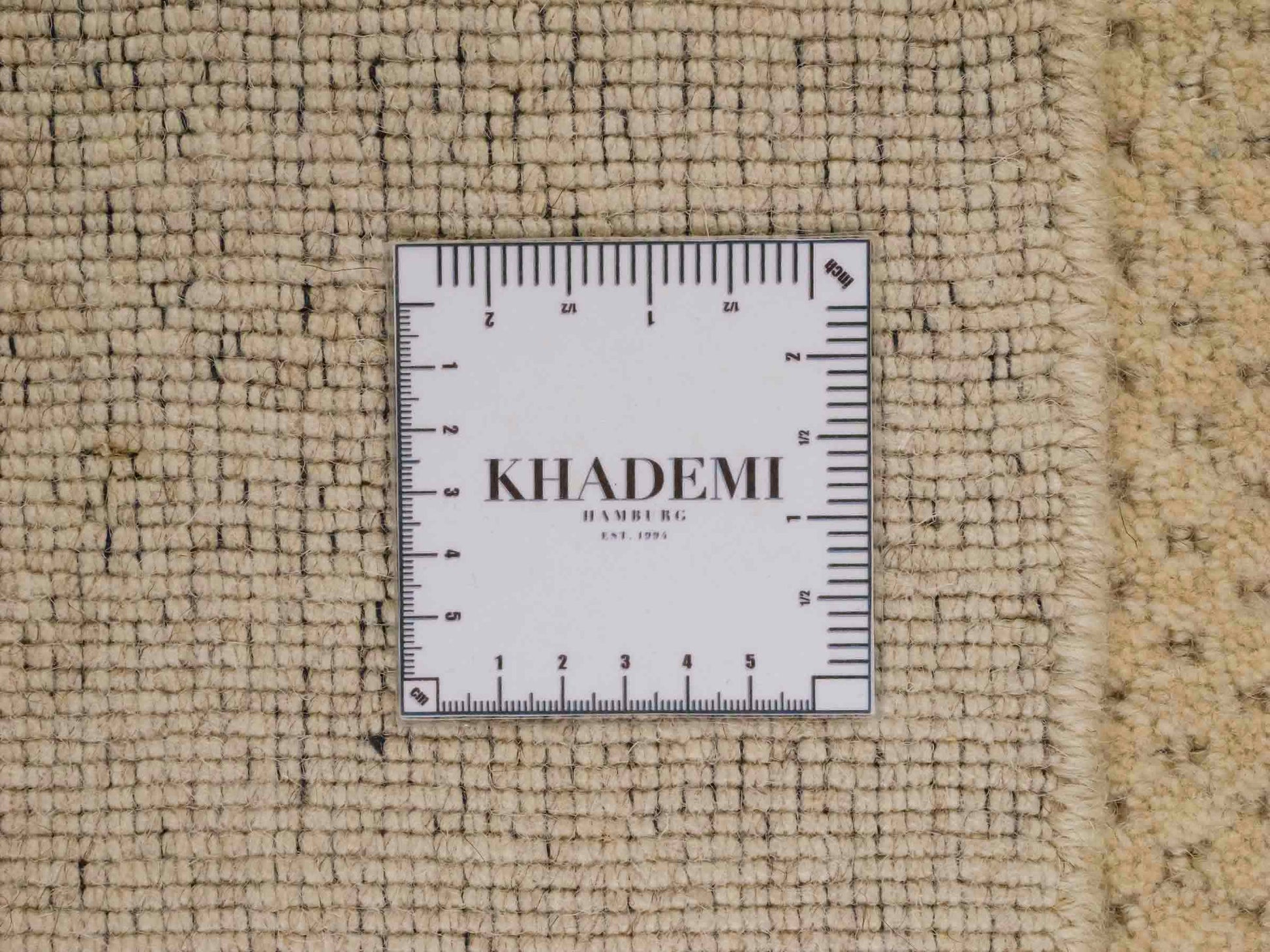 Moderner, Handloom Lori Orientteppich von Khademi aus Wolle, beige. Geometrisches Design. Produziert in Indien. Größe: 150x83cm. Teppichnummer: KB4-1530. Verkauf durch Jupiter Intl.