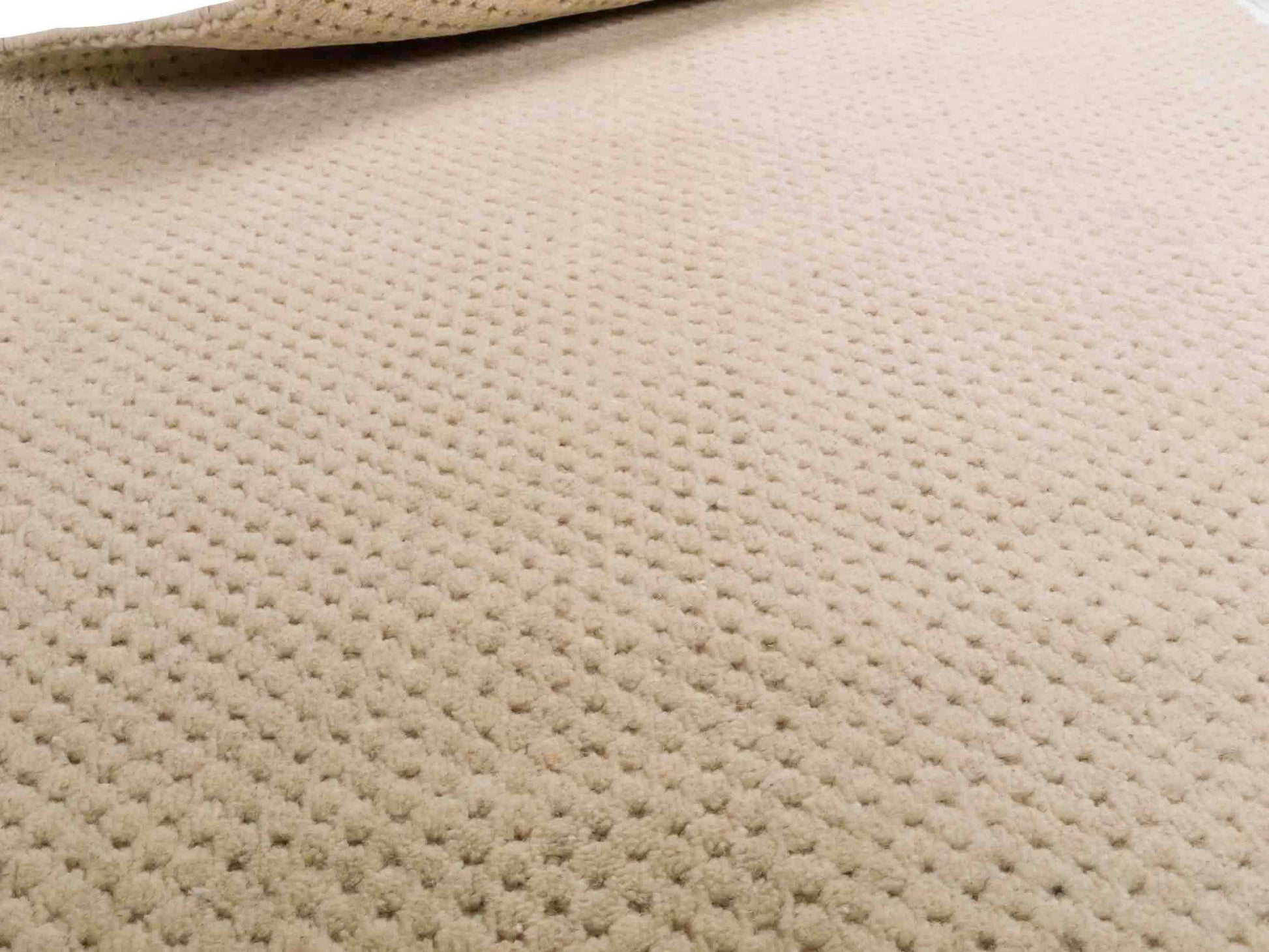 Moderner, Handloom Lori Orientteppich von Khademi aus Wolle, beige. Geometrisches Design. Produziert in Indien. Größe: 151x82cm. Teppichnummer: KB4-1524. Verkauf durch Jupiter Intl.