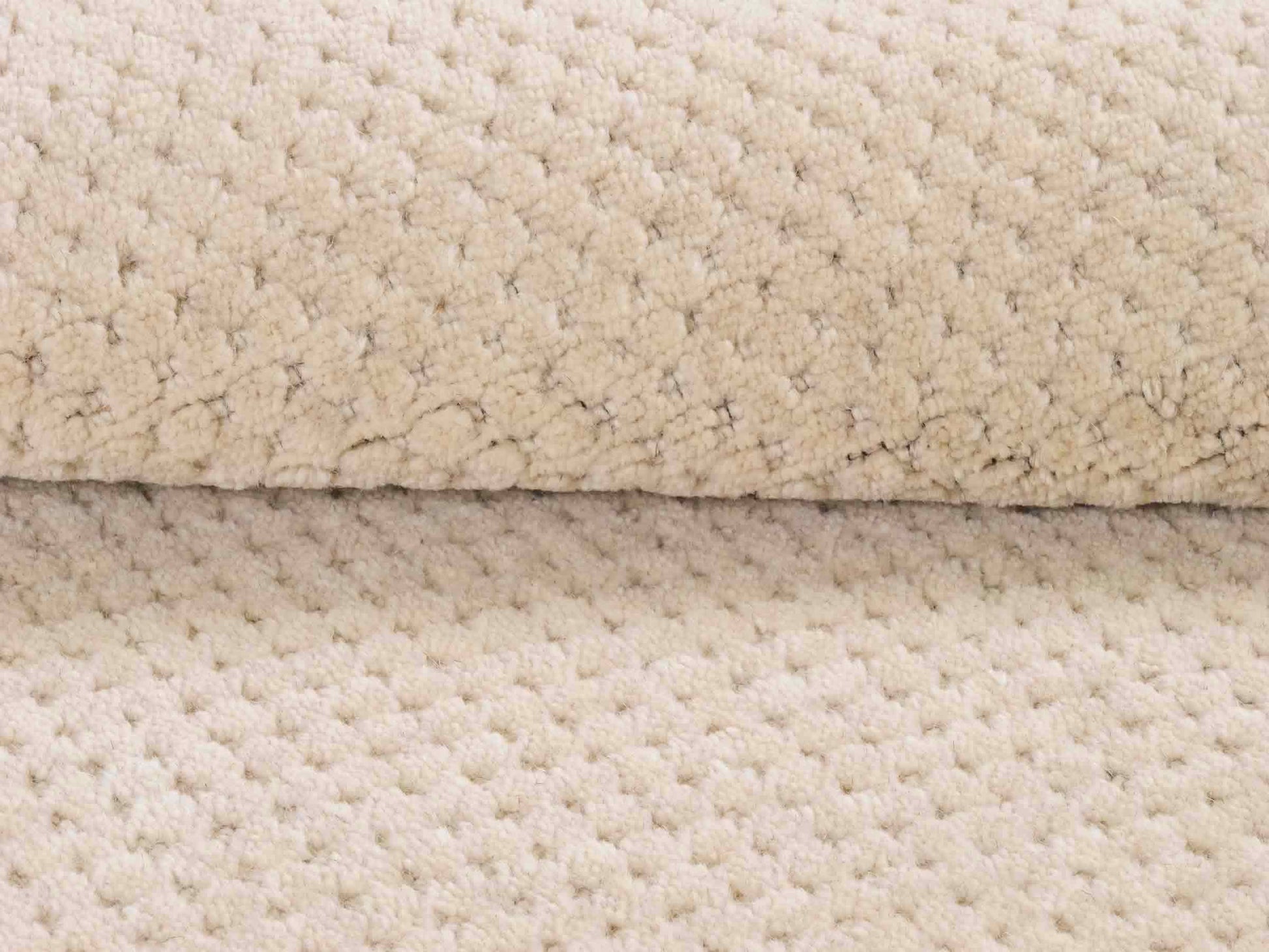 Moderner, Handloom Lori Orientteppich von Khademi aus Wolle, beige. Geometrisches Design. Produziert in Indien. Größe: 151x82cm. Teppichnummer: KB4-1532. Verkauf durch Jupiter Intl.