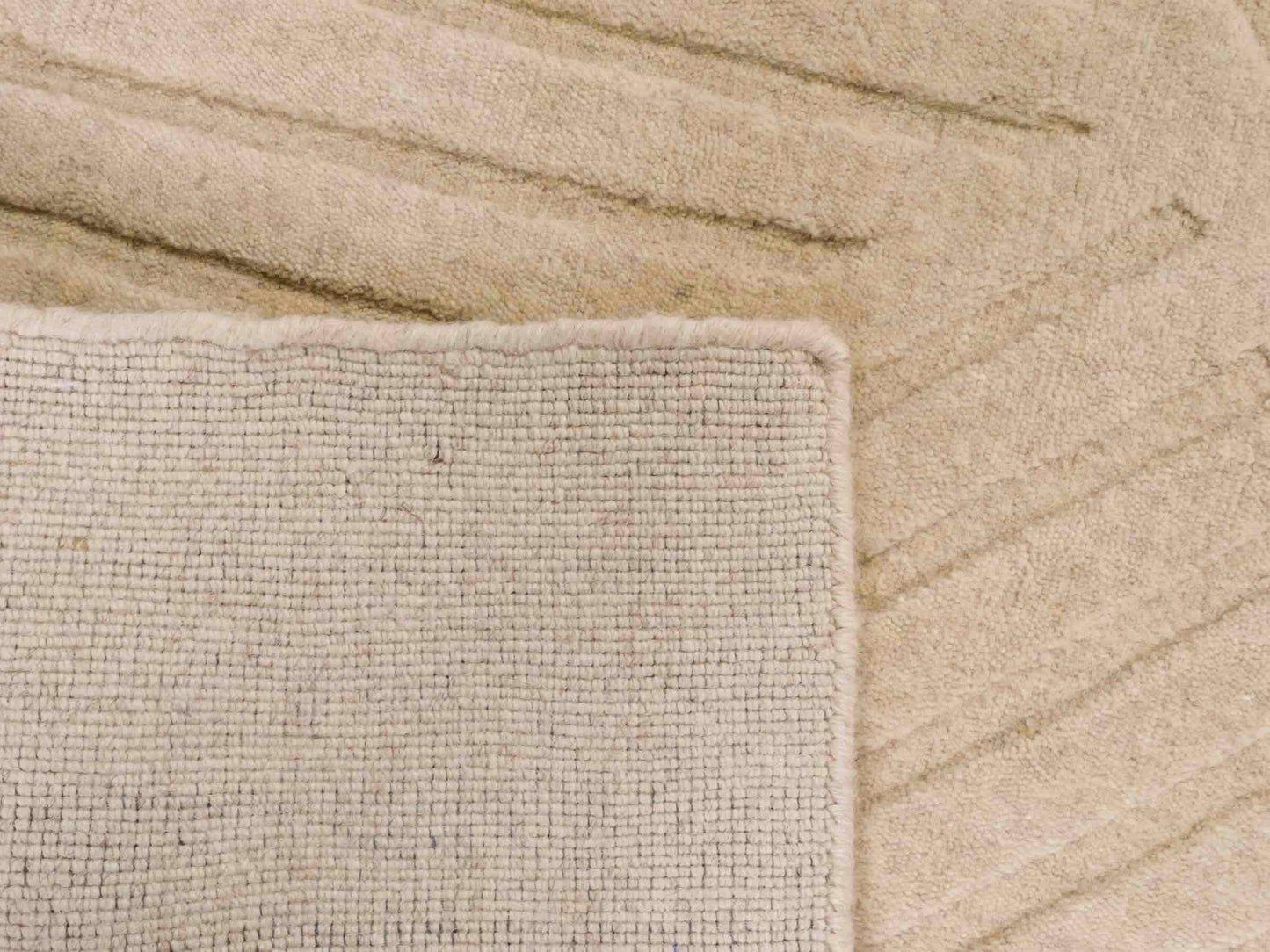 Moderner, Handloom Lori Orientteppich von Khademi aus Wolle, beige. Geometrisches Design. Produziert in Indien. Größe: 151x83cm. Teppichnummer: KB4-1527. Verkauf durch Jupiter Intl.