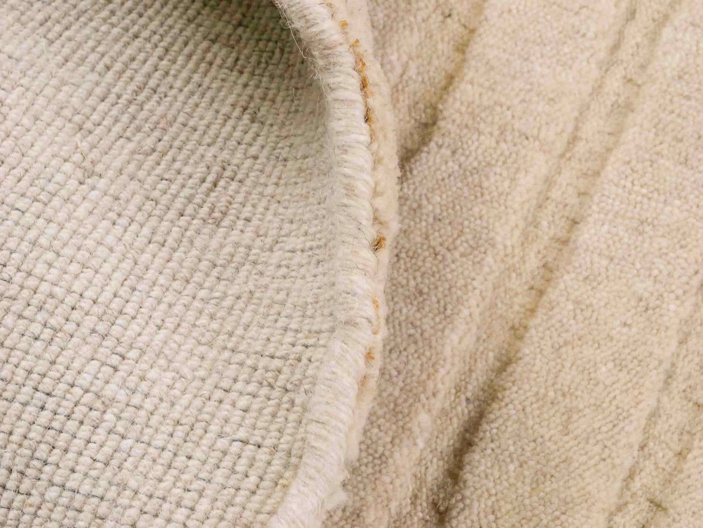 Moderner, Handloom Lori Orientteppich von Khademi aus Wolle, beige. Geometrisches Design. Produziert in Indien. Größe: 151x83cm. Teppichnummer: KB4-1527. Verkauf durch Jupiter Intl.