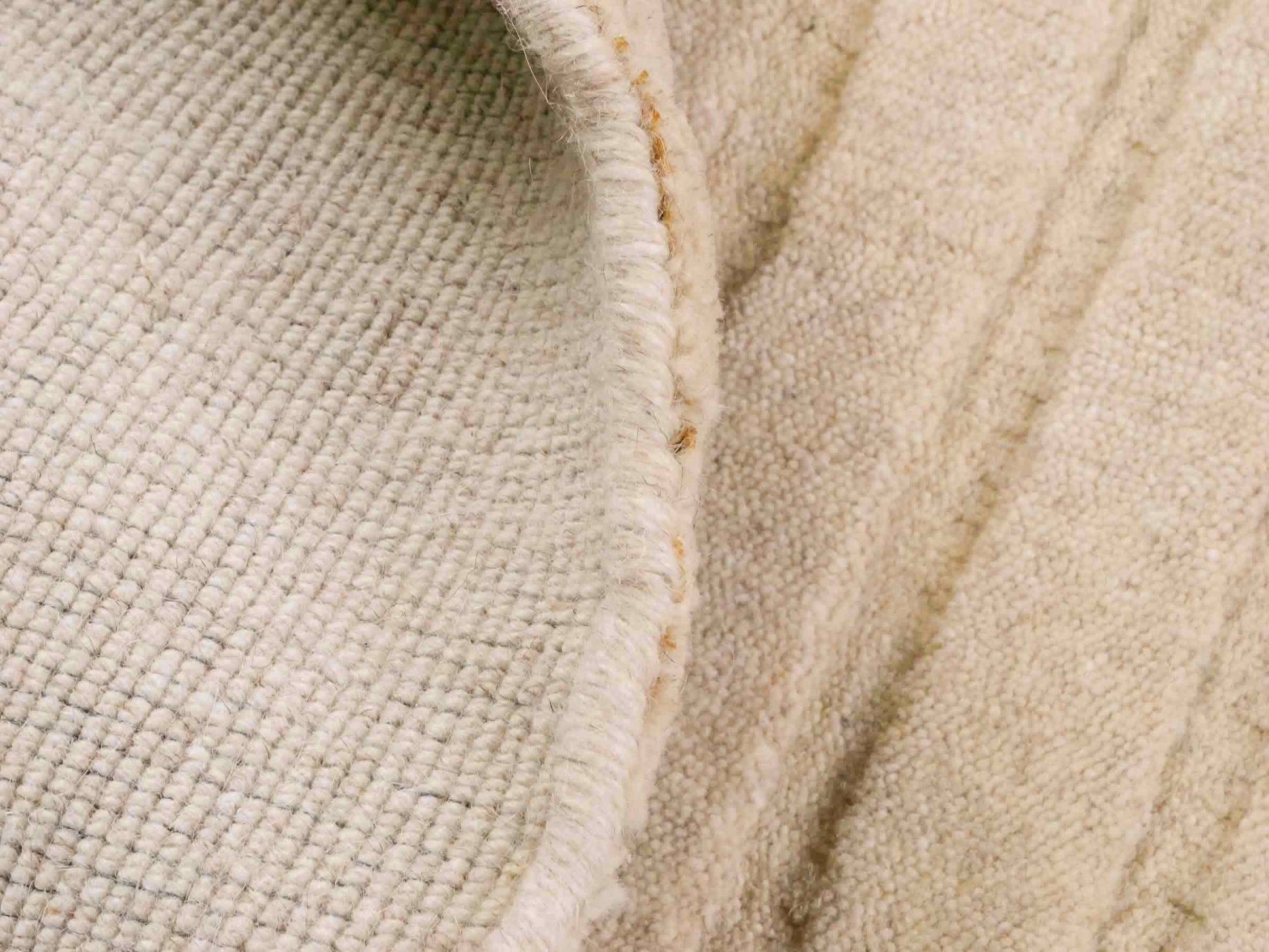 Moderner, Handloom Lori Orientteppich von Khademi aus Wolle, beige. Geometrisches Design. Produziert in Indien. Größe: 151x83cm. Teppichnummer: KB4-1527. Verkauf durch Jupiter Intl.