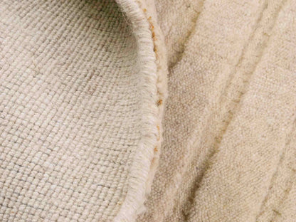 Moderner, Handloom Lori Orientteppich von Khademi aus Wolle, beige. Geometrisches Design. Produziert in Indien. Größe: 151x83cm. Teppichnummer: KB4-1527. Verkauf durch Jupiter Intl.