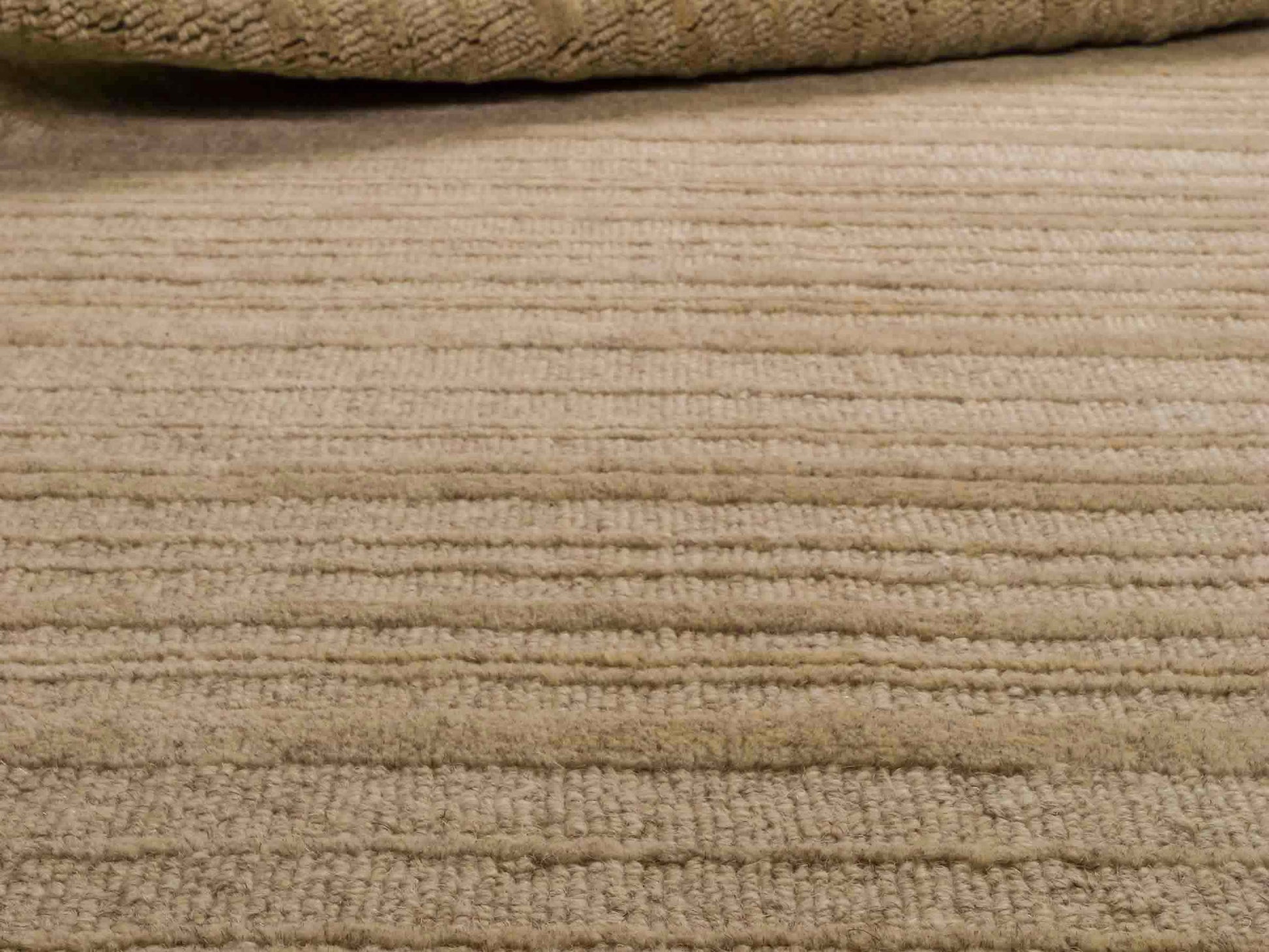 Moderner, Handloom Lori Orientteppich von Khademi aus Wolle, beige. Geometrisches Design. Produziert in Indien. Größe: 152x79cm. Teppichnummer: KB4-1526. Verkauf durch Jupiter Intl.