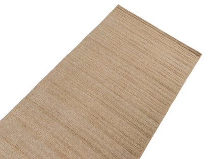 Moderner, Handloom Lori Orientteppich von Khademi aus Wolle, beige. Geometrisches Design. Produziert in Indien. Größe: 152x79cm. Teppichnummer: KB4-1526. Verkauf durch Jupiter Intl.