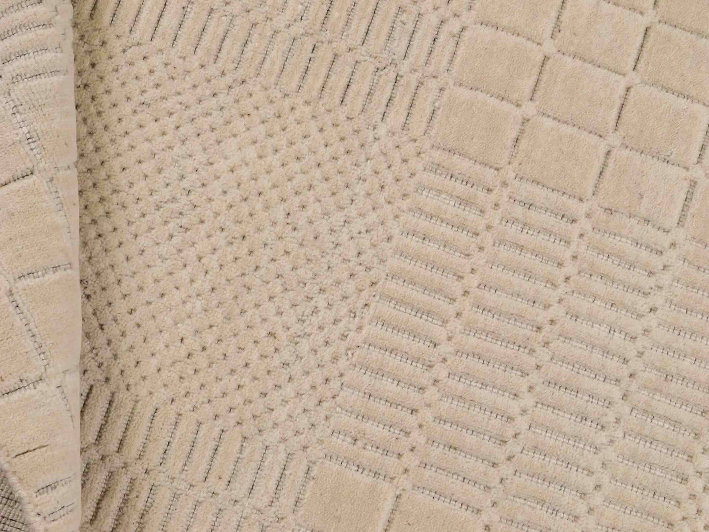 Moderner, Handloom Lori Orientteppich von Khademi aus Wolle, cremeweiß. Geometrisches Design. Produziert in Indien. Größe: 152x83cm. Teppichnummer: KB4-1523. Verkauf durch Jupiter Intl.