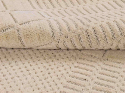 Moderner, Handloom Lori Orientteppich von Khademi aus Wolle, cremeweiß. Geometrisches Design. Produziert in Indien. Größe: 152x83cm. Teppichnummer: KB4-1523. Verkauf durch Jupiter Intl.