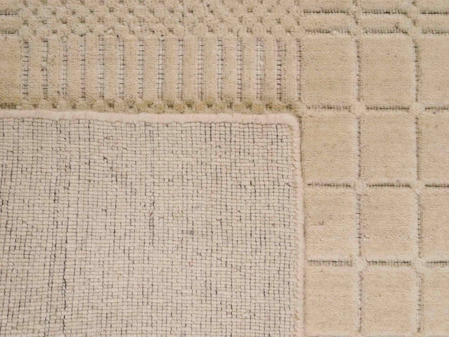 Moderner, Handloom Lori Orientteppich von Khademi aus Wolle, cremeweiß. Geometrisches Design. Produziert in Indien. Größe: 152x83cm. Teppichnummer: KB4-1523. Verkauf durch Jupiter Intl.