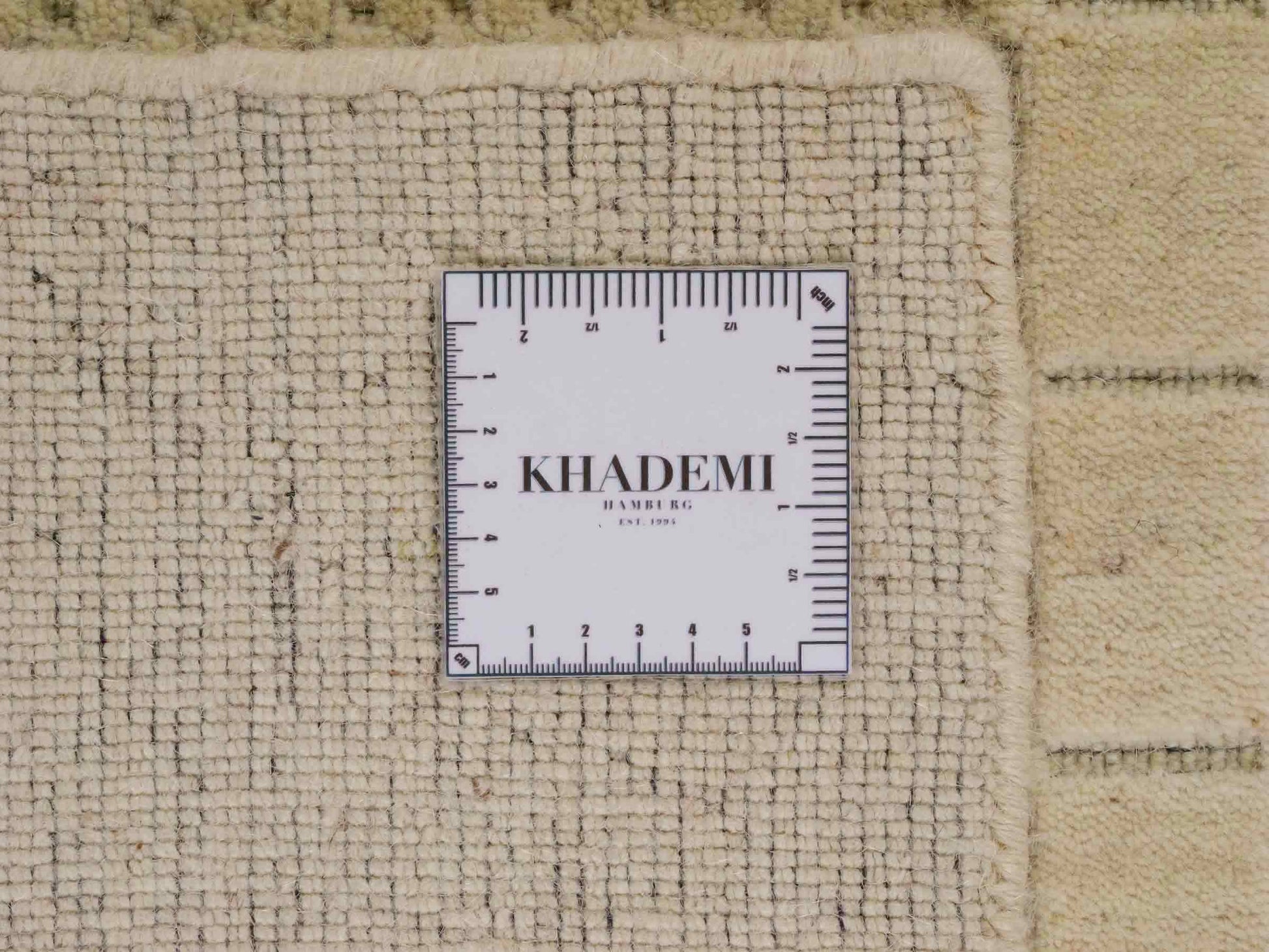 Moderner, Handloom Lori Orientteppich von Khademi aus Wolle, cremeweiß. Geometrisches Design. Produziert in Indien. Größe: 152x83cm. Teppichnummer: KB4-1523. Verkauf durch Jupiter Intl.