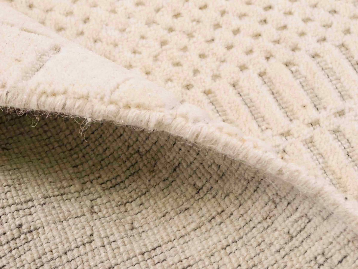 Moderner, Handloom Lori Orientteppich von Khademi aus Wolle, cremeweiß. Geometrisches Design. Produziert in Indien. Größe: 152x83cm. Teppichnummer: KB4-1523. Verkauf durch Jupiter Intl.