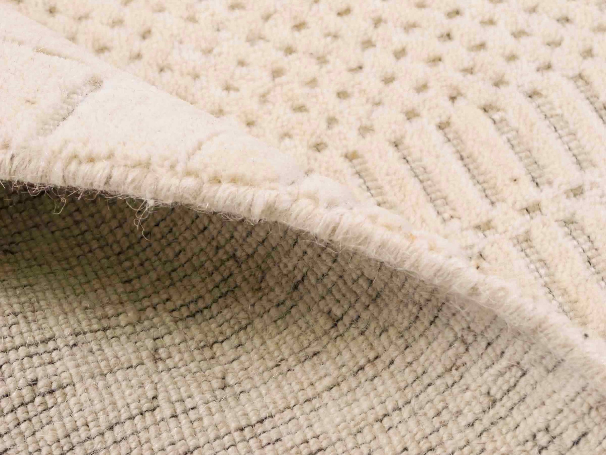 Moderner, Handloom Lori Orientteppich von Khademi aus Wolle, cremeweiß. Geometrisches Design. Produziert in Indien. Größe: 152x83cm. Teppichnummer: KB4-1523. Verkauf durch Jupiter Intl.