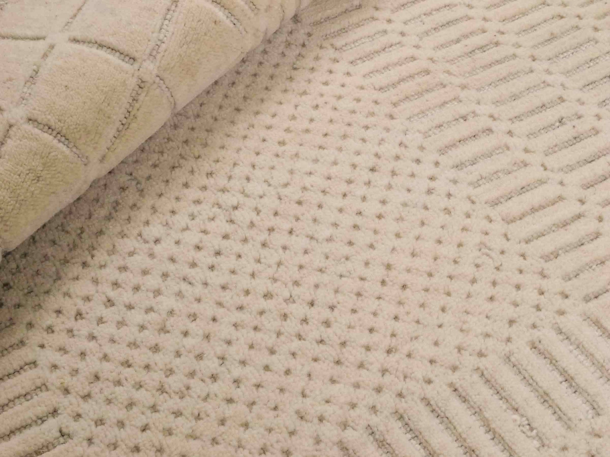 Moderner, Handloom Lori Orientteppich von Khademi aus Wolle, cremeweiß. Geometrisches Design. Produziert in Indien. Größe: 153x83cm. Teppichnummer: KB4-1528. Verkauf durch Jupiter Intl.