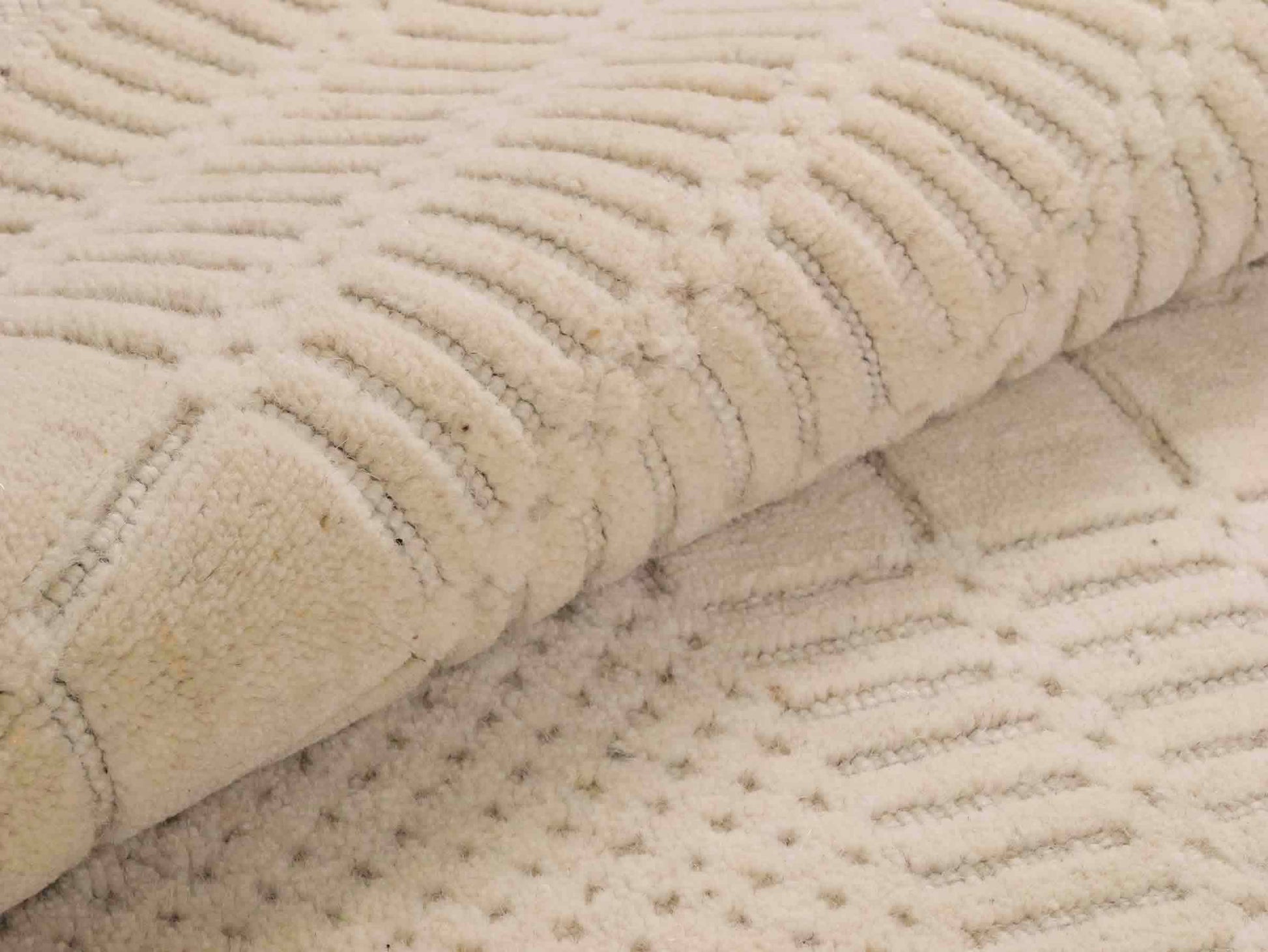 Moderner, Handloom Lori Orientteppich von Khademi aus Wolle, cremeweiß. Geometrisches Design. Produziert in Indien. Größe: 153x83cm. Teppichnummer: KB4-1528. Verkauf durch Jupiter Intl.