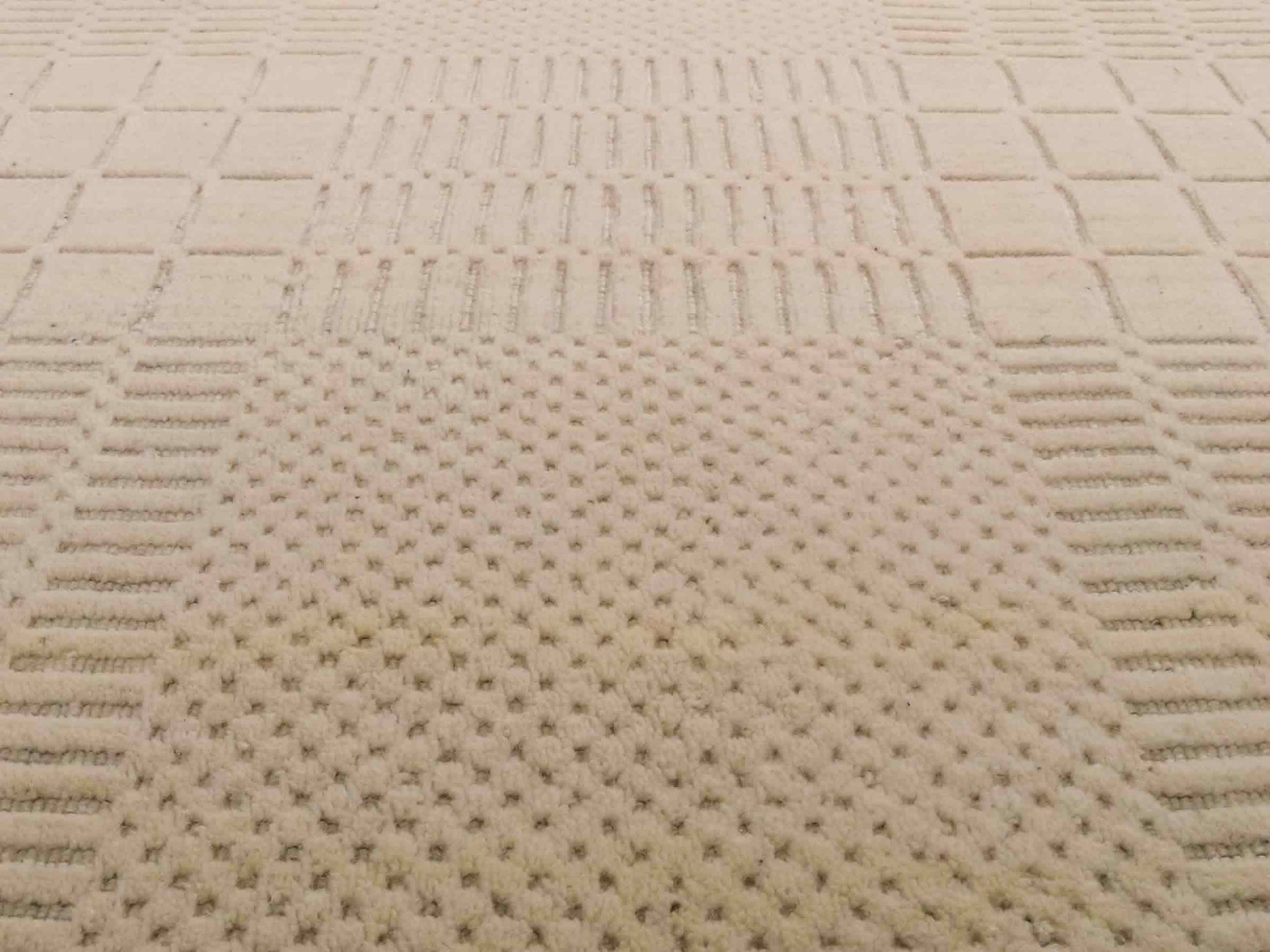 Moderner, Handloom Lori Orientteppich von Khademi aus Wolle, cremeweiß. Geometrisches Design. Produziert in Indien. Größe: 153x83cm. Teppichnummer: KB4-1528. Verkauf durch Jupiter Intl.