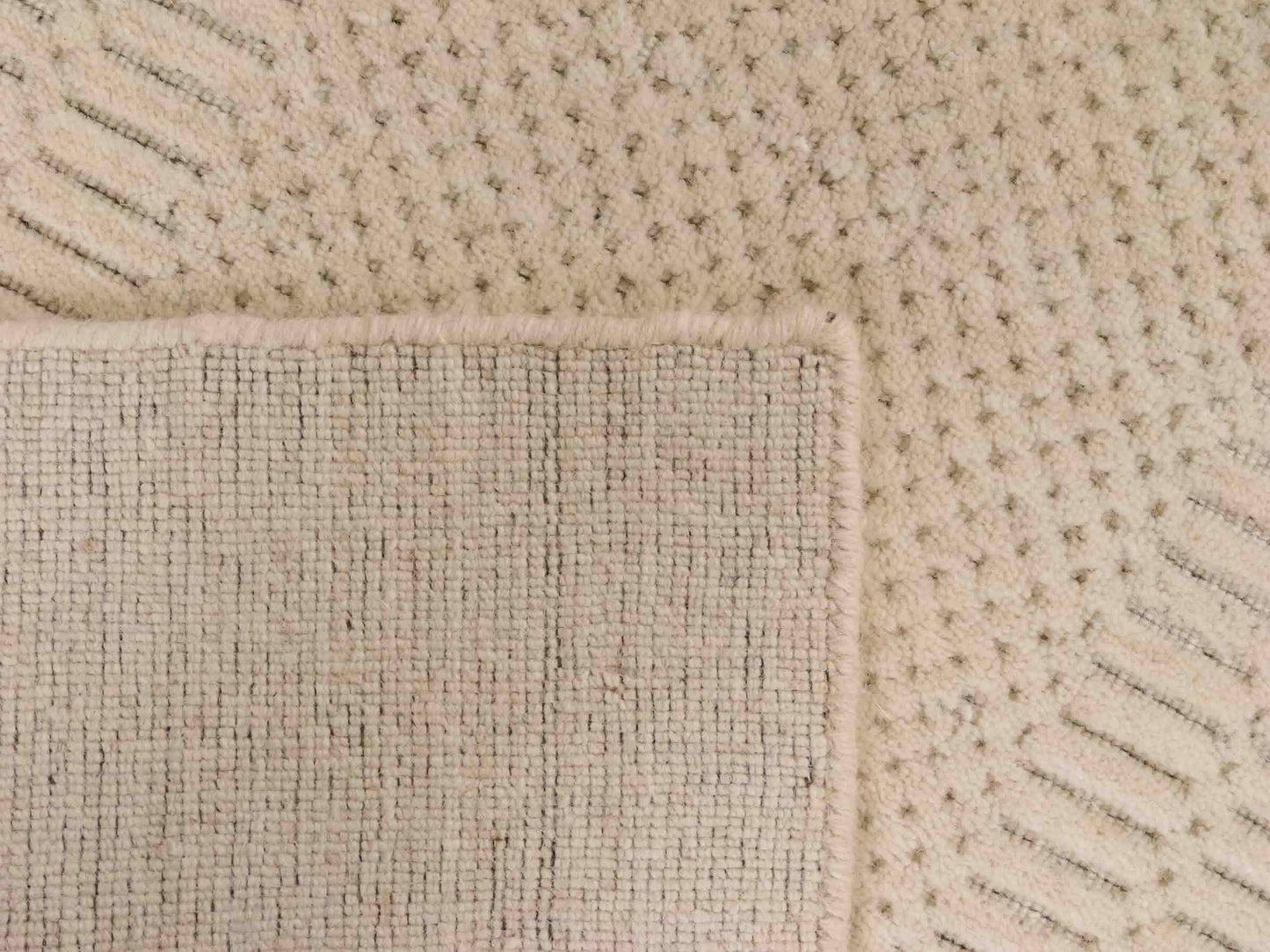 Moderner, Handloom Lori Orientteppich von Khademi aus Wolle, cremeweiß. Geometrisches Design. Produziert in Indien. Größe: 153x83cm. Teppichnummer: KB4-1528. Verkauf durch Jupiter Intl.