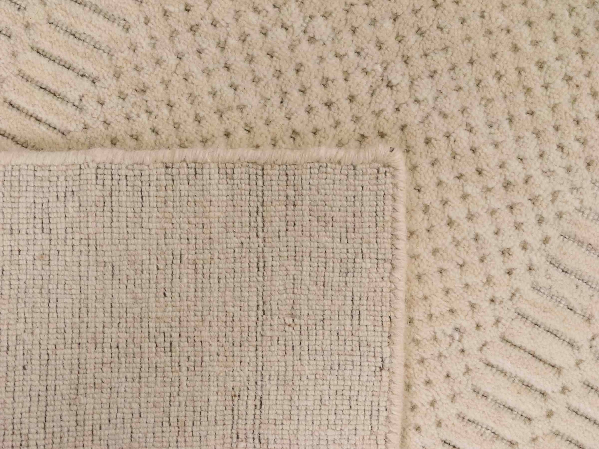 Moderner, Handloom Lori Orientteppich von Khademi aus Wolle, cremeweiß. Geometrisches Design. Produziert in Indien. Größe: 153x83cm. Teppichnummer: KB4-1528. Verkauf durch Jupiter Intl.