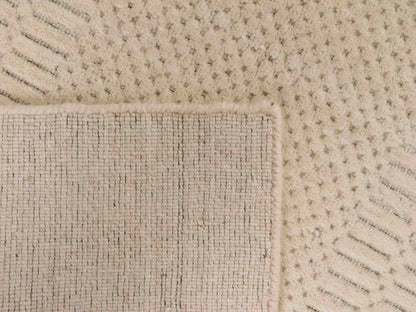 Moderner, Handloom Lori Orientteppich von Khademi aus Wolle, cremeweiß. Geometrisches Design. Produziert in Indien. Größe: 153x83cm. Teppichnummer: KB4-1528. Verkauf durch Jupiter Intl.