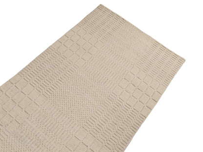 Moderner, Handloom Lori Orientteppich von Khademi aus Wolle, cremeweiß. Geometrisches Design. Produziert in Indien. Größe: 153x83cm. Teppichnummer: KB4-1528. Verkauf durch Jupiter Intl.