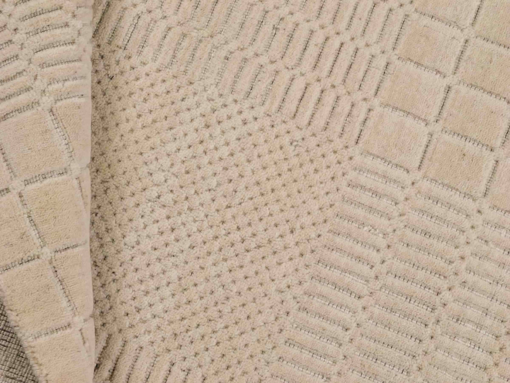 Moderner, Handloom Lori Orientteppich von Khademi aus Wolle, cremeweiß. Geometrisches Design. Produziert in Indien. Größe: 153x83cm. Teppichnummer: KB4-1528. Verkauf durch Jupiter Intl.