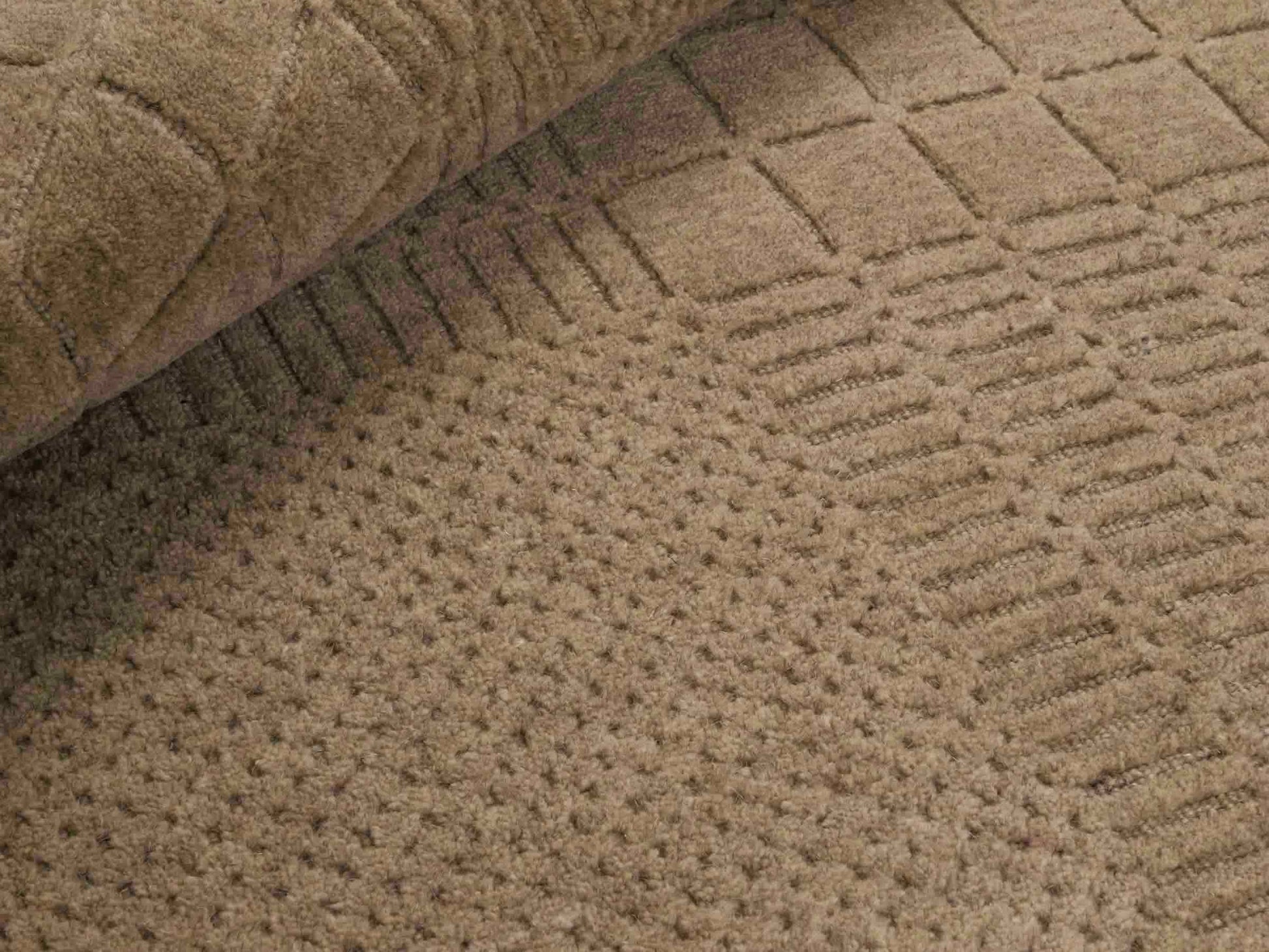 Moderner, Handloom Lori Orientteppich von Khademi aus Wolle, beige. Geometrisches Design. Produziert in Indien. Größe: 154x83cm. Teppichnummer: KB4-1531. Verkauf durch Jupiter Intl.